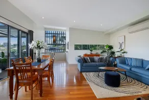 Top of Taringa Penthouse with Sweeping Views - Image 2