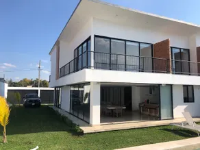Luxury house with heated pool and garden - Image 2