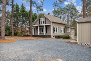 Cheerful 2 bed 2 bath Bungalow w/ free parking - Image 2