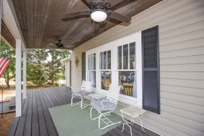 Cheerful 2 bed 2 bath Bungalow w/ free parking - Image 5