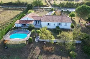 Quiet and bright house with pool. - Image 2