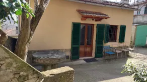 Hillside house with courtyard - Image 3