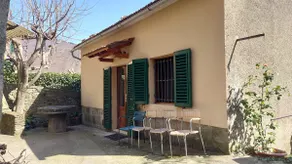 Hillside house with courtyard - Image 2