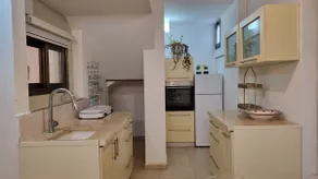 2 bedrooms, free parking - Image 5