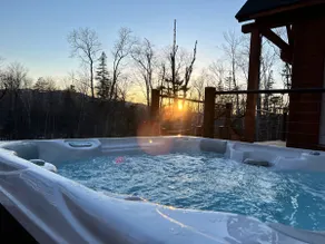 Chalet w/hot tub, EV charger - Image 2