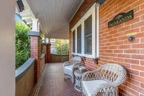 Luxuriously appointed 4 bed, 3 bath home in CBD - Image 3