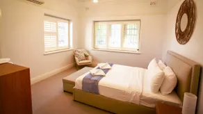 Luxuriously appointed 4 bed, 3 bath home in CBD - Image 4