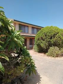 Lovely 2-bedroom, 2-storey unit in quiet complex - Image 3
