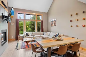 Stylish Suncadia Home Hot Tub Walkable EV Charger - Image 4