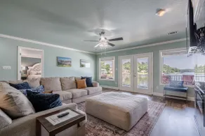 Waterfront Upscale Paradise on Lake Hamilton - Image 4