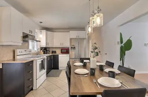 3 Bedroom House with Spa - Free Parking - Image 3