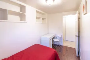 Charming 2 Bedroom with Fenced Yard #1339 - Image 5