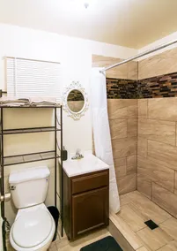 Charming 2 Bedroom with Fenced Yard #1339 - Image 4