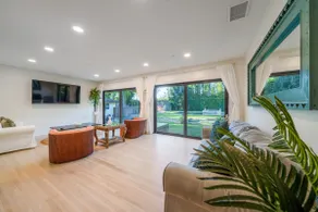 The Garden House Hot Tub Pool and Lush Garden Oasis - Image 3