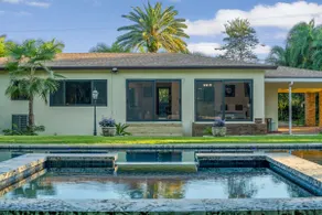 The Garden House Hot Tub Pool and Lush Garden Oasis - Image 2