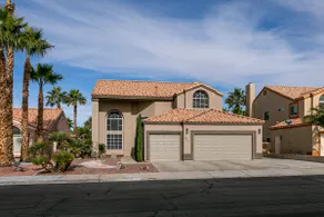 Spacious! 4BR, 3mi to airport! Strip views & Pool! - Image 3