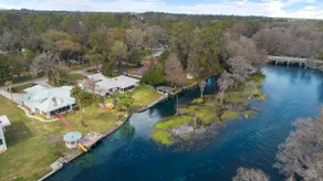 River Haven: Kayaks & Swimming on Rainbow River - Image 2