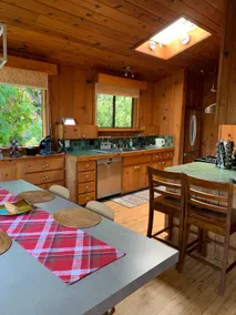 Cheerful 2 bedroom cabin with indoor fireplace - Image 4