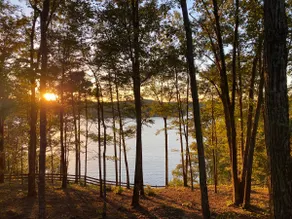 Four Seasons Lakefront Retreat - Image 3