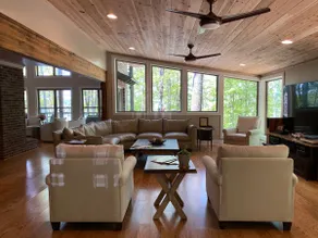 Four Seasons Lakefront Retreat - Image 2