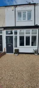 Cheerful seaside 2 bedroom house with driveway - Image 2