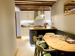 Central Character/Contemporary Apartment - Image 2