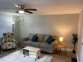 Cheerful 2 bedroom home, close to downtown - Image 3
