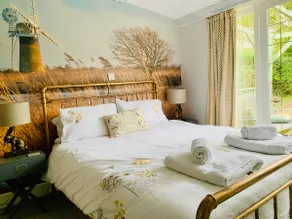 Cosy Pet-Friendly Norfolk Broads Retreat - Image 3