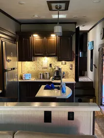 Rustic 5th wheel camper close to lake. - Image 3
