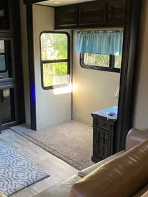 Rustic 5th wheel camper close to lake. - Image 4