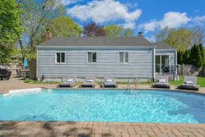 Hamptons Family Getaway. Pool, Mins to Beach - Image 3