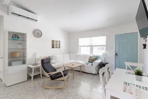 Walk to the beach! Clean and new, remodeled  cozy 3 bedroom 2 bath cottage house - Image 3