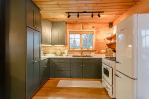 The Lakeview Chalet: Cozy & Chic, Hot Tub, Games - Image 5