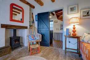 The Old Crab Shop. PERFECT location & sea views. - Image 2
