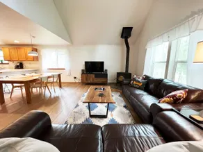 Pet friendly & spacious 4 bedroom home w/ hot tub - Image 3