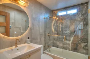 Modern comfort, remodeled, A/C, free parking - Image 3