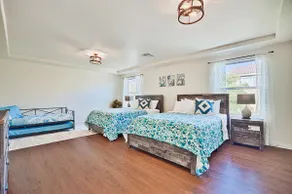 Bright Cozy Spacious (2900 sq/5 bd /3.5 bathroom) - Image 2