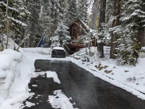Four seasons Mountain Chalet close to ski resorts - Image 3
