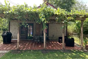 Historic colonial 4-bedroom home in coastal town - Image 3
