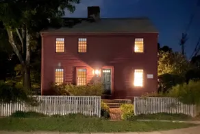 Historic colonial 4-bedroom home in coastal town - Image 2