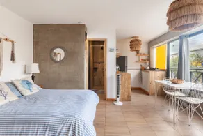 BEACH – Open-Plan Suite with 1 Bed and A/C - Image 2
