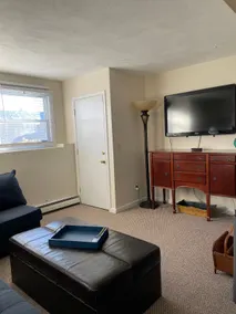 Lovely 2-bedroom rental unit w/ free parking - Image 5