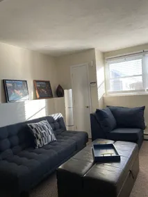Lovely 2-bedroom rental unit w/ free parking - Image 3