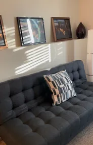 Lovely 2-bedroom rental unit w/ free parking - Image 4