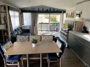 2-Bedroom Lodge in the heart of the New Forest - Image 4