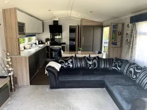 2-Bedroom Lodge in the heart of the New Forest - Image 3