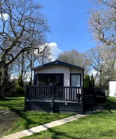 2-Bedroom Lodge in the heart of the New Forest - Image 2