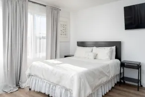 Studio with Parking, Full Kitchen & Bath - Image 5