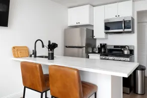 Studio with Parking, Full Kitchen & Bath - Image 3