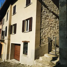 House with a fountain - Image 5